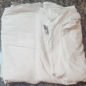 Lot of 2 Queen size Solid FLAT White sheets gently used no rips, tears.